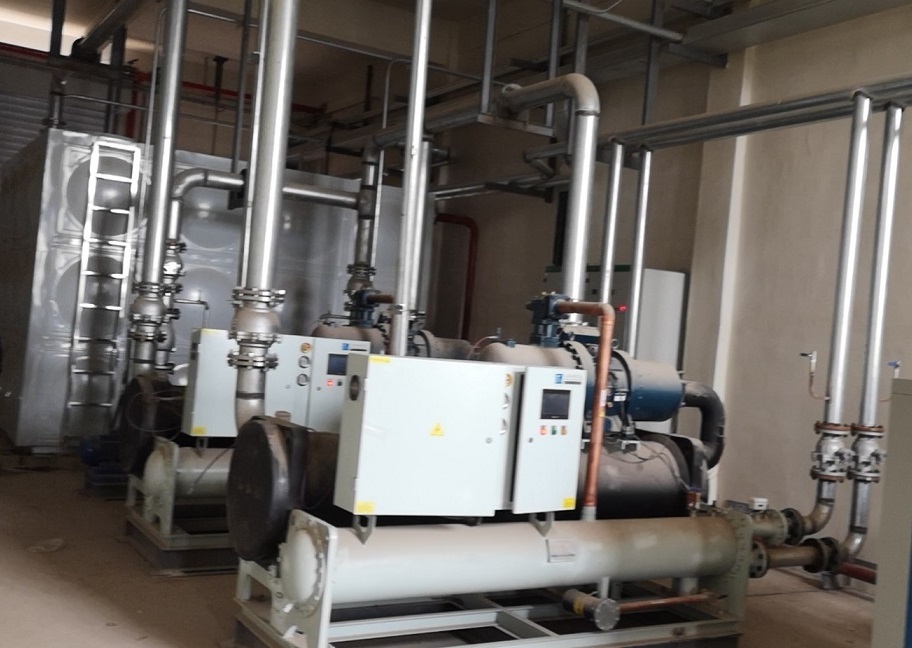 3度出水螺桿式冷水機.jpg